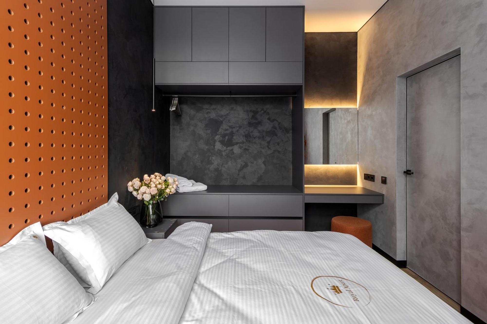 Mini-hotel Near Les Kurbas Theatre *